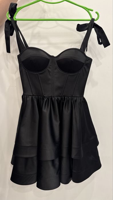 Чорна корсетна сукня