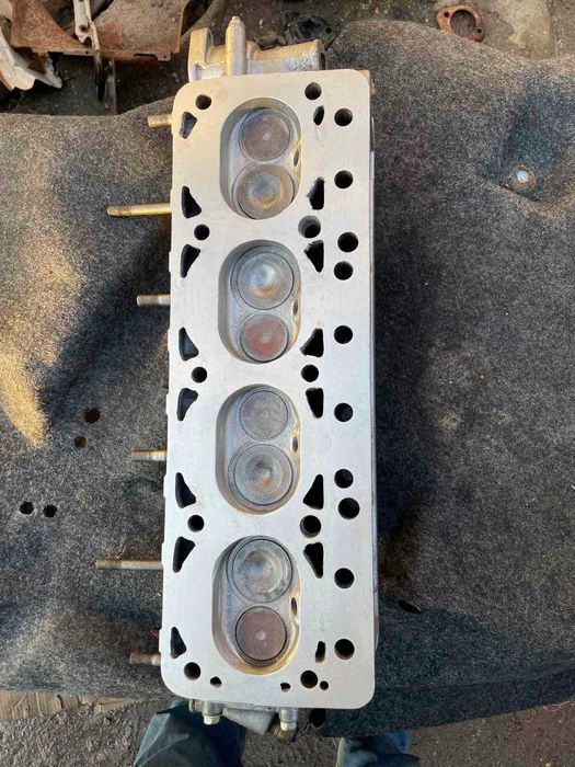 Продам головки на газ24 и 21,402 двигателя и другие запчасти.