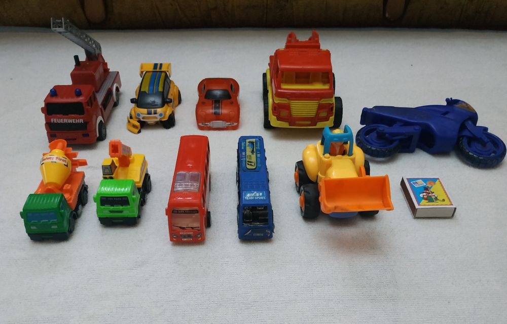 Машинки игрушки разные