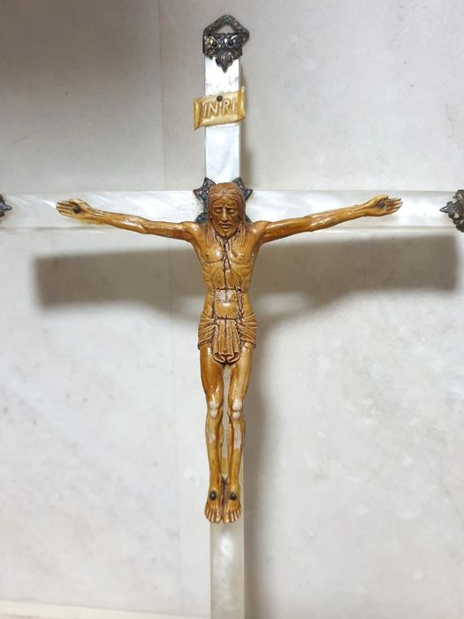 Antigo crucifixo com Cristo em celuloíde  e cruz cor madrepérola