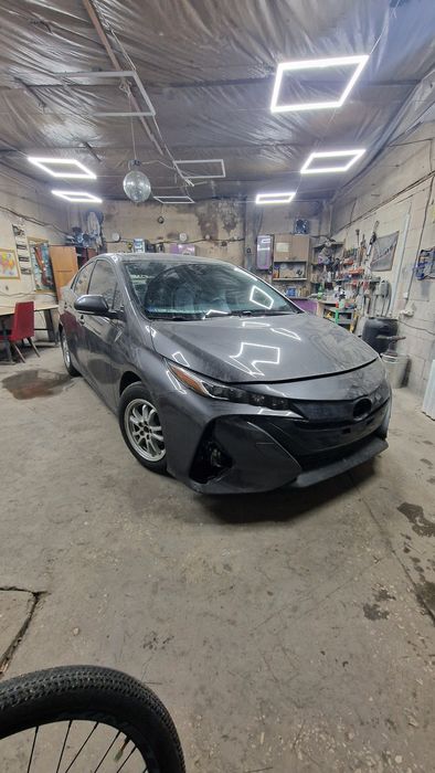 Продам Toyota prius prime