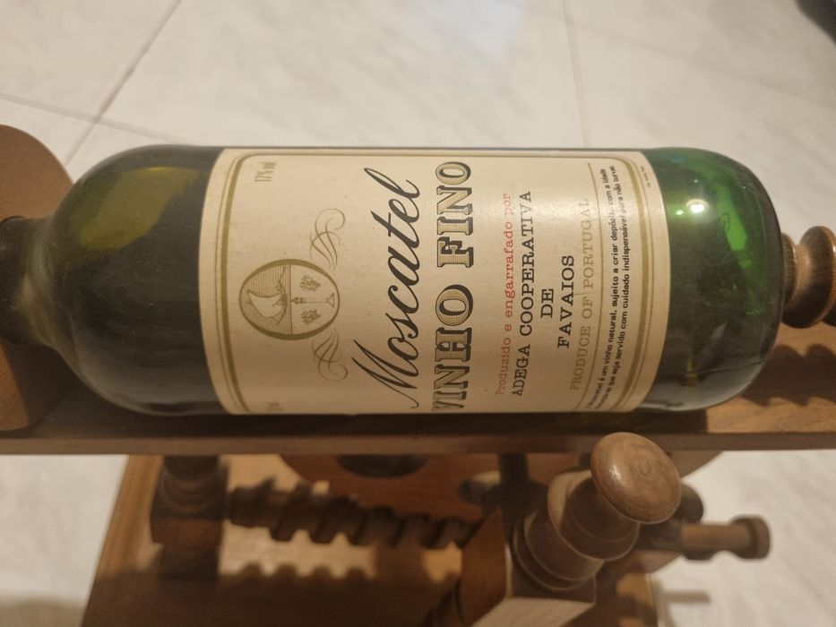 Vende se figuras decorativas com bebida alcoólica inserida dendro