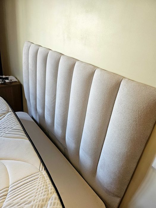 Cama de casal com arrumação