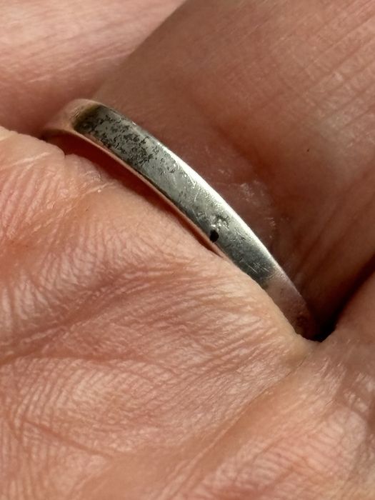 Srebrny pierścionek z granatami