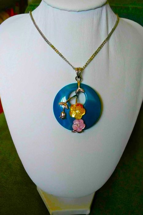 Colar c/ Pendente em Pedra Natural Azul e Flores em Porcelana NOVO
