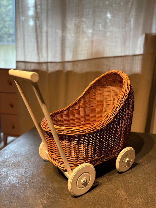 Pchacz Wozek wiklinowy dla lalek WikliBox, do zabawy i nauki chodzenia