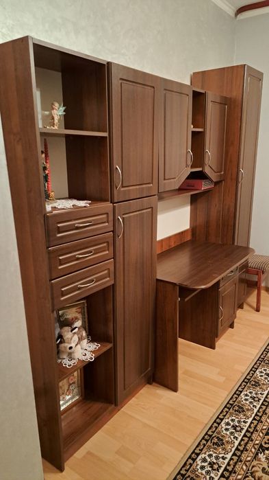 Меблі з письмовим столом