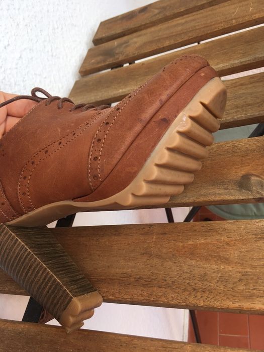 Botins em pele castanha