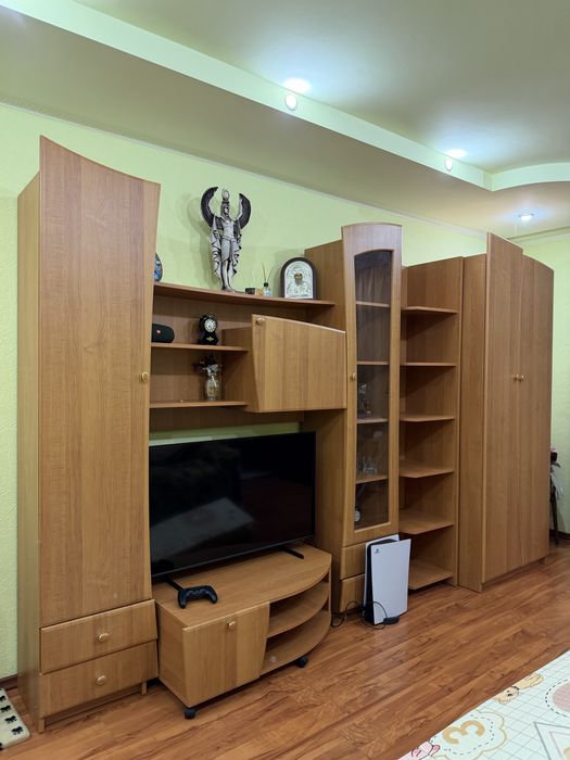 Містка та функціональна меблева стінка для вітальні