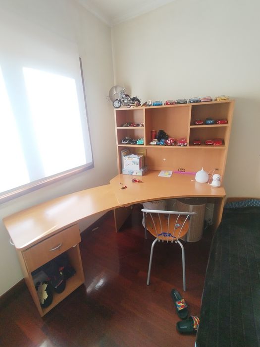 Cama de solteiro com secretária