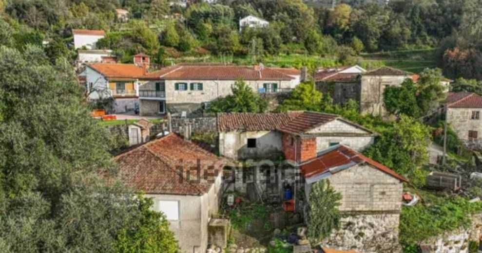 Quinta com 1,4 ha com 2 casas perto do Gerês