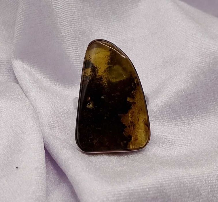 Srebrny pierścionek z bursztynem