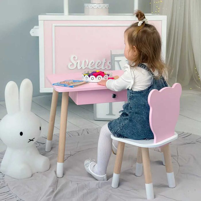 Стіл прямокутний з шухлядою 46х60х45 і стілець медвежа 26.5х26х25см.