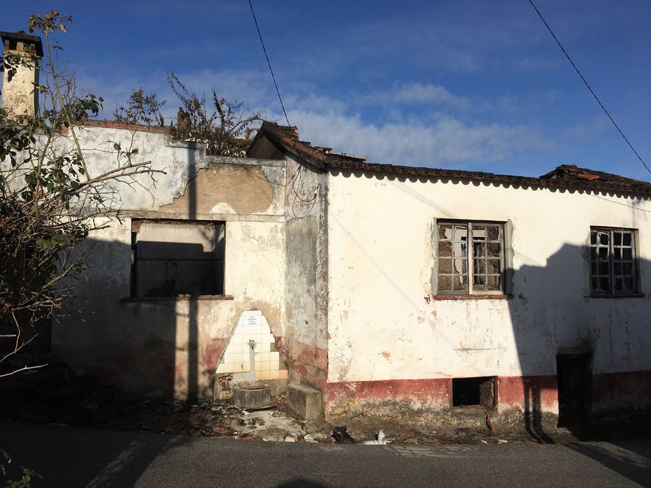 Casa de aldeia com terreno e horta