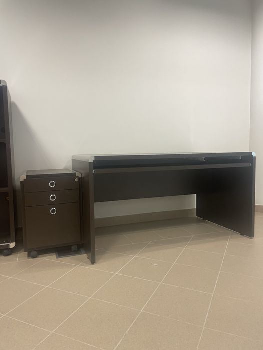 Mobiliario de escritorio dos anos 80 em MDF e fabricado em Portugal