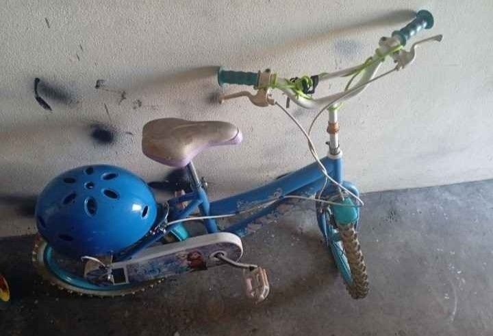 Vendo bicicleta para criança (com capacete incluído)