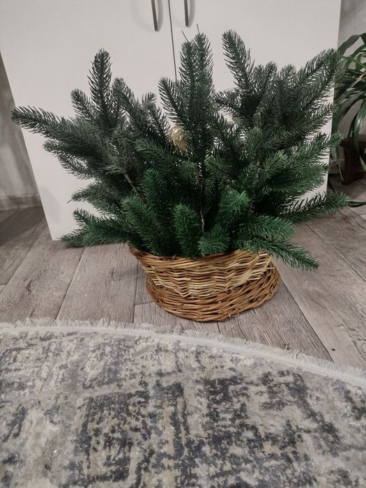Новорічна композиція в плетеному кошику