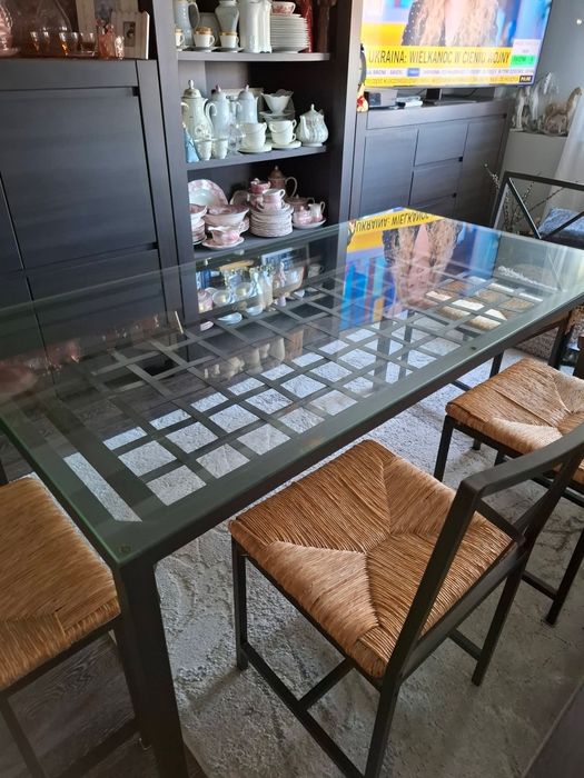 Stół, krzesła, stolik kawowy