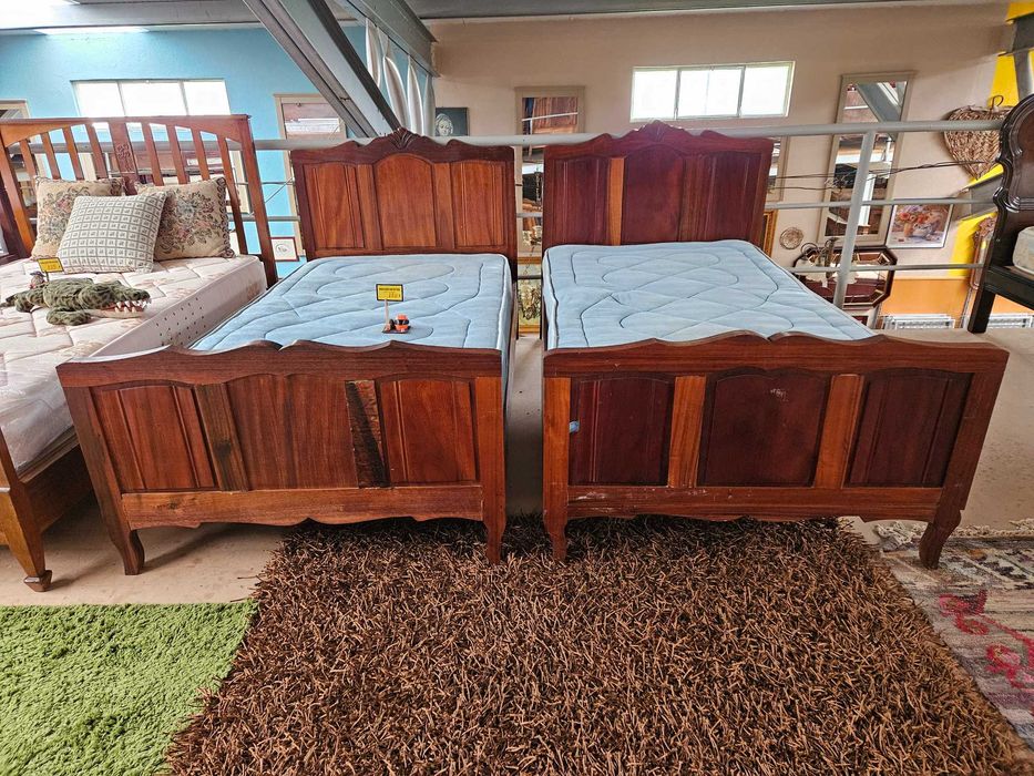 Camas antigas, de solteiro, com estrado e colchão - Algumas marca