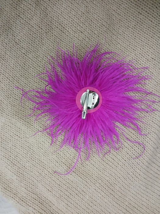 Broszka agrafka przypinka pióra naturalne marabut puszek róż  fuksja