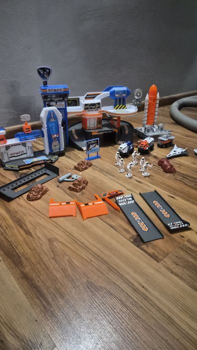 Kosmos stacja kosmiczna kosmonautów pojazdy kosmiczne