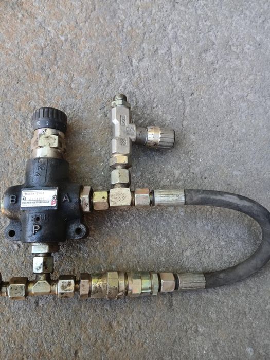 Гідравлічний клапан з регулюванням та  розподільником на сівалки KUHN.