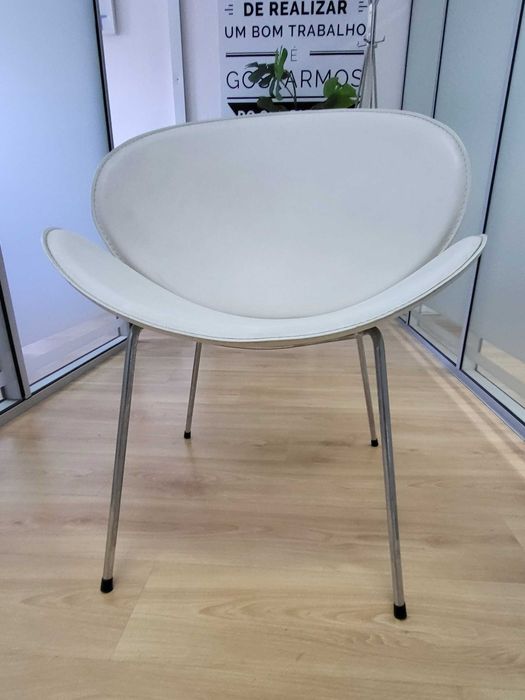 Mesa Decorativa e 2 cadeiras de espera