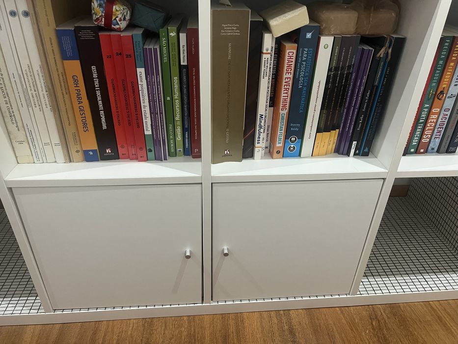 Estante IKEA KALLAX branca 77x147 cm com portas