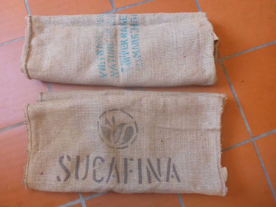 Dois sacos usados de serapilheira juta natural - transporte de café