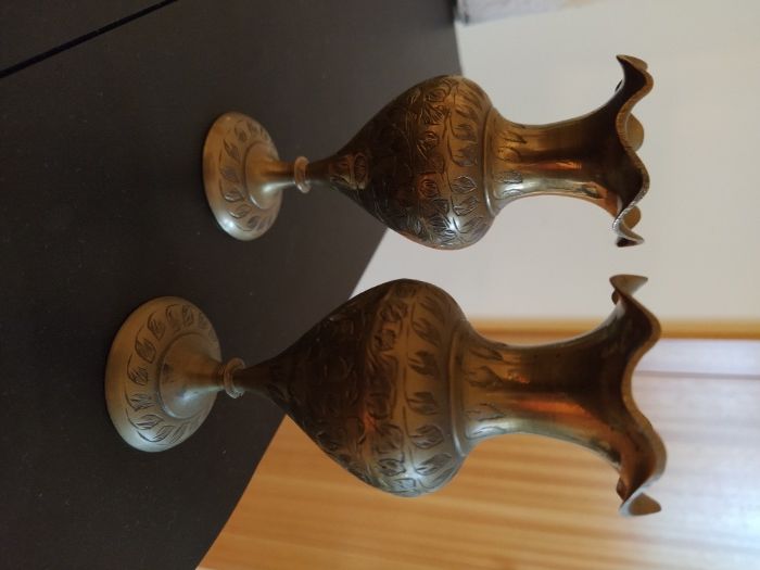 Peças em bronze, candelabros e jarrinhas