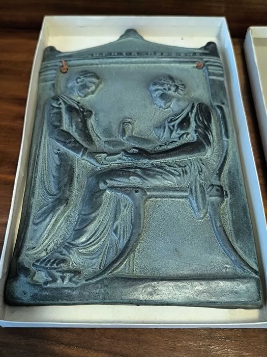 Estela representando Hegeso, filha de Proxeno, figuras da mitologia grega