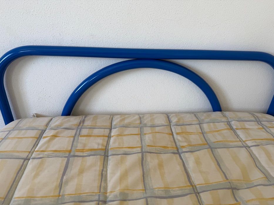 2 camas com colchões incluidos + mesa de cabeceira
