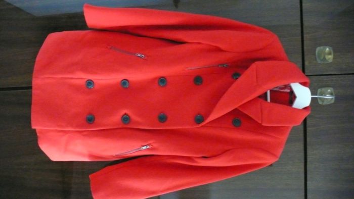 Piękny płaszczyk, czerwony- truskawkowy, zamki!