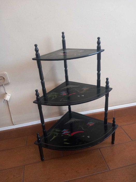 Móvel estante de canto com prateleiras decorativa