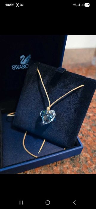 Colar com pingente de coração Swarovski genuíno em cordão de couro