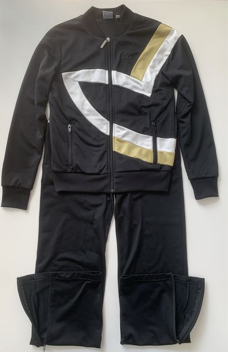 Продам женский спортивный костюм adidas