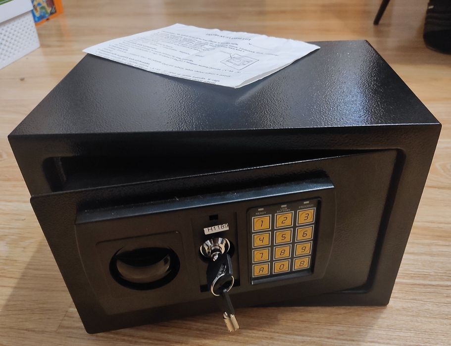 Sejf szafkowy - domowy