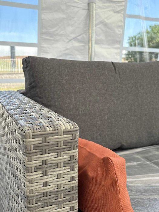 SOFÁ E MESA DE CENTRO EM PROMOÇÃO