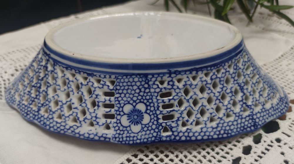Travessa decorativa azul e branca com trabalho vazado e motivo orienta