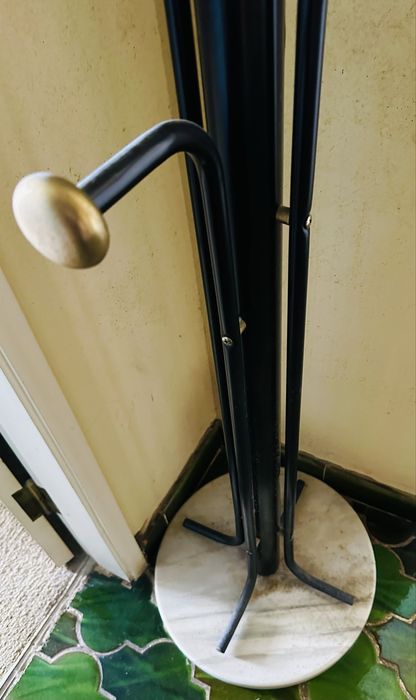 Cabide para casacos de metal com base em mármore