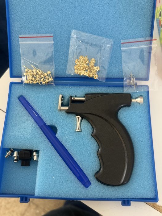 Pistola de furo orelhas com brincos