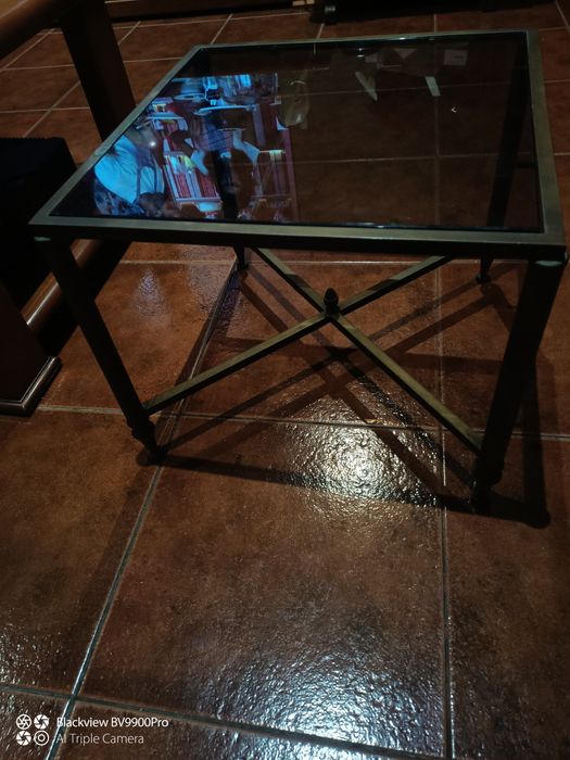 Mesinha de centro pequenina mas maravilhosa para pequenos espaços