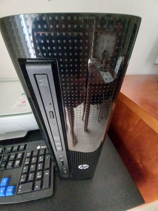 Impressora HP com torre HP e teclado472777084917534722