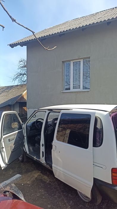 Nissan venete 2000рік