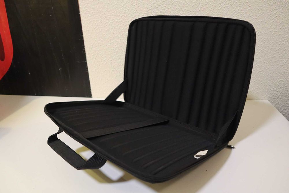 Capa Semi-rígida Case Logic para portáteis até 13" polegadas430408878293012481