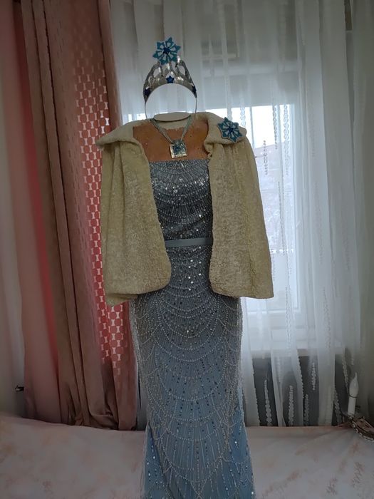 Cudny strój przebranie Pani Zima Królowa Śniegu futerko perełki roz 38