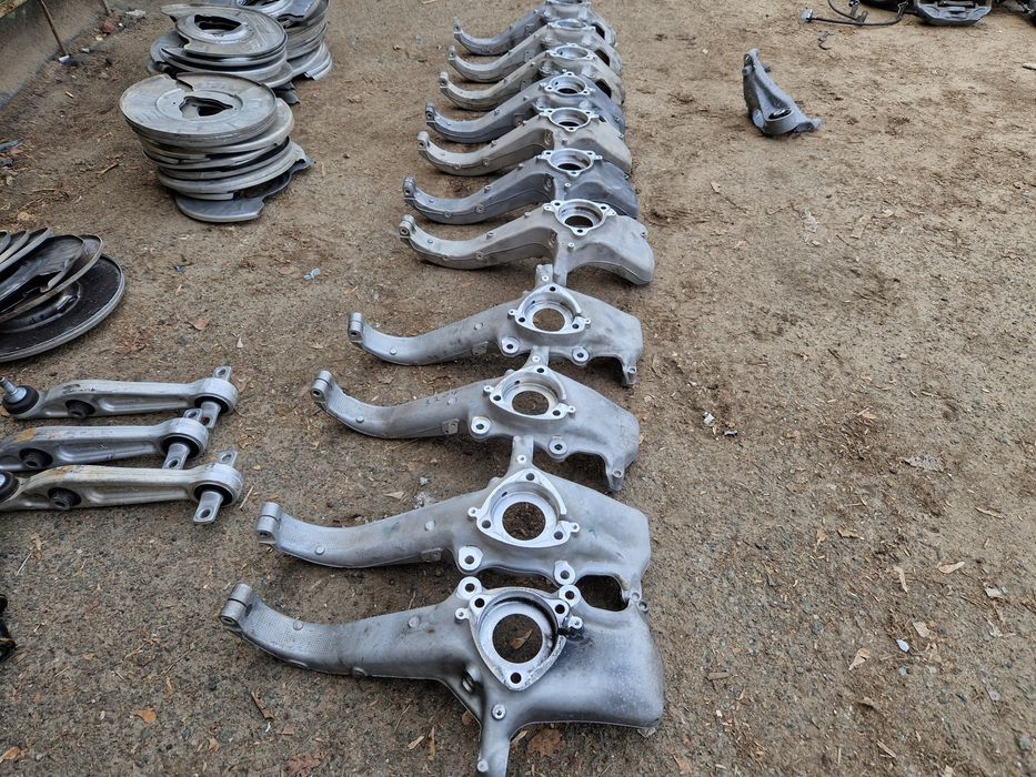 Цапфа передняя Tesla Model Y оригинал разборка Поворотный кулак