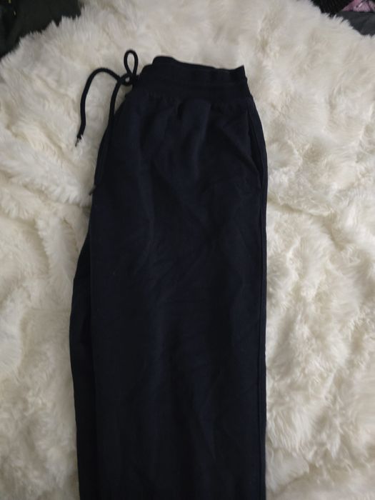 Várias peças de roupa como novas