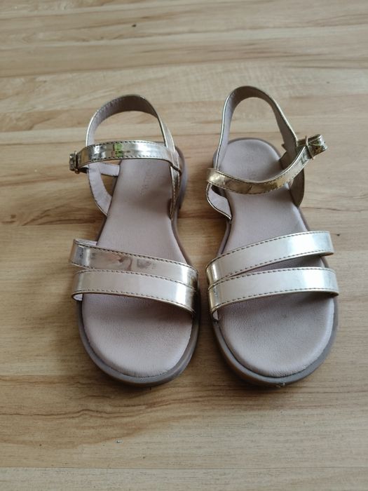 Sprzedam dziewczęce sandały