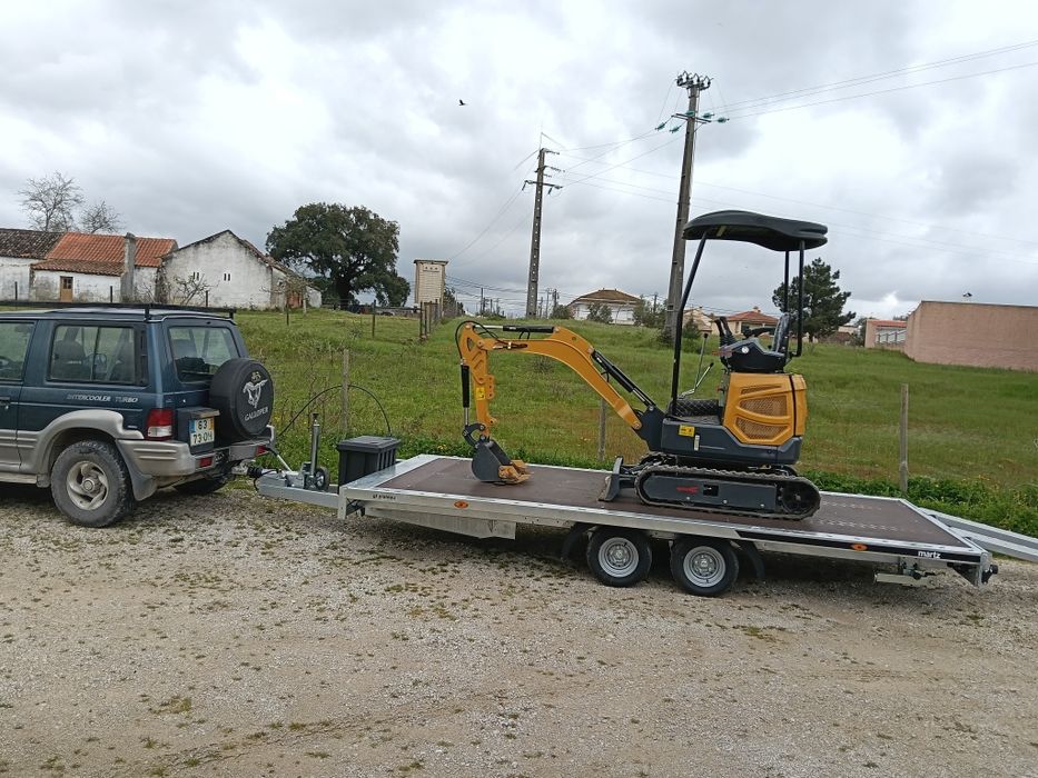 Trabalhos mini giratória e trator